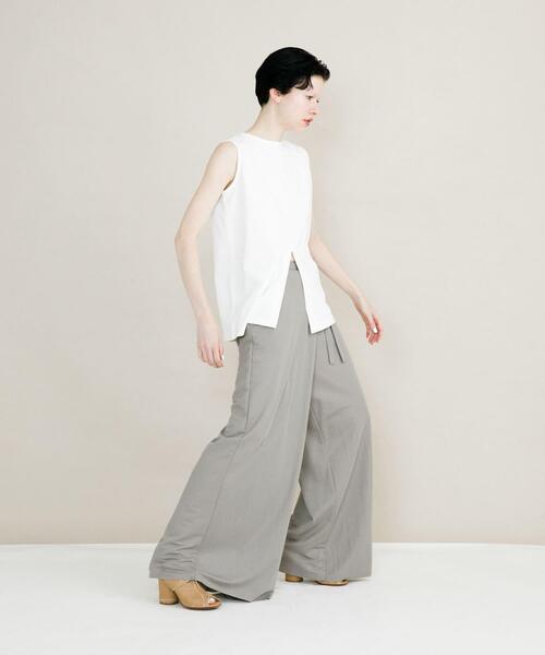 LAATO(ラート)の「slit no sleeve tee(タンクトップ・レディース・ナチュラル/ホワイト・FREE)」の13枚目の写真