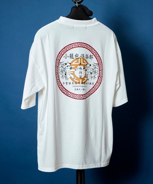 unrelaxing(アンリラクシング)の「ヴィンテージライク 古着風 綿100%ピグメント加工TプリントTシャツ(Tシャツ/カットソー・メンズ・ブラック/ホワイト/グレー/ブルー/カーキ/オレンジ/ブラウン/レッド/ネイビー/ピンク/チャコールグレー/ベージュ/インディゴブルー/チャコール/ライトブルー/ライトグリーン/ライム/ワイン/パープル/レッド系その他2/ブルー系その他3/ブルー系その他2/ホワイト系その他3/ホワイト系その他4/ホワイト系その他/ブラック系その他/ピンク系その他2/ブラック系その他2/ホワイト系その他2/グレー系その他2/グレー系その他4/レッド系その他3/レッド系その他/レッド系その他4/ブラック系その他4/ブルー系その他4/ピンク系その他/ピンク系その他4/ブラック系その他3/グレー系その他3/ピンク系その他3/グレー系その他/ブルー系その他/ベージュ系その他3/ブルー系その他5/レッド系その他5/ベージュ系その他4/ベージュ系その他/ベージュ系その他2/グリーン系その他3/グリーン系その他4/パープル系その他3/ブルー系その他6/パープル系その他2/パープル系その他4/グリーン系その他2/グリーン系その他/その他1/その他2/その他3/パープル系その他/その他7/その他6/その他5/ブラウン系その他/その他4/タン/モカ/ミント/ホワイト×エメラルドグリーン/ホワイト×グレー/ブラック×ブラック/アッシュブラウン/ライトブラウン/ブラック×ブルー/ホワイト×レッド/エメラルド/ホワイト×グリーン/ライトベージュ/ウィート/クリアブラウン/ブラック×グリーン/ブラック×レッド/オートミール/セージグリーン/ブラックミックス/ホワイト×ブラック/クリアグリーン/ブルー系その他7/LT.Blue/アクア/スミクロ/グリーン/ダークブルー/レディッシュグレー/ピンク系その他5/ダークブラック/ピンクベージュ/ライトブラック/スモークピンク/ブルーグラス/サックスブルー/ブラック×ホワイト/ライトグレー/アッシュグレー/スカイブルー/クリアブラック/ダークインディゴブルー/シルバーグレー/クリアブルー/ブラック系その他5/ブラック系その他6/ブラック系その他7/その他10/ベージュ系4/ベージュ系5/ベージュ系2/ベージュ系3/ベージュ系/ベージュ系1/ブラウン系8/ブラウン系9/ブラウン系6/ブラウン系7/ブラウン系4/ブラウン系5/ブラウン系2/ブラウン系3/ブラウン系/ブラウン系1/その他25/その他26/その他23/その他24/その他19/その他16/その他17/その他21/その他22/その他20/その他18/その他15/その他13/その他12/その他14/その他11/ベージュ系6/その他28/その他27/ブラック×シルバー/ブラック系5/ブラック系6/ブラック系7/ブラック系8/その他29/A/ブラック系2/ブラック系4/ブラック×ゴールド/ブラック系1/ブラック系3/ベージュ系8/ベージュ系7/ベージュ系9/ダークブラウン系7/ダークブラウン系6/ダークブラウン系5/ダークブラウン系4/ダークブラウン系3/ダークブラウン系2/ベージュ系その他6/ベージュ系その他7/ダークブラウン系1・X-LARGE/SMALL/LARGE/X-SMALL/MEDIUM/3/2)」の3枚目の写真
