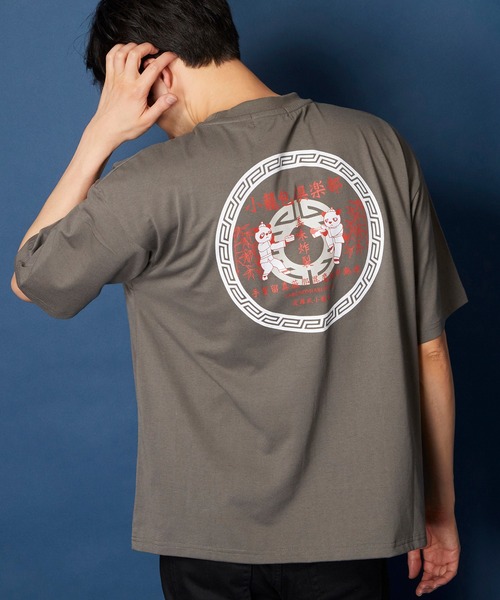 unrelaxing(アンリラクシング)の「ヴィンテージライク 古着風 綿100%ピグメント加工TプリントTシャツ(Tシャツ/カットソー・メンズ・ブラック/ホワイト/グレー/ブルー/カーキ/オレンジ/ブラウン/レッド/ネイビー/ピンク/チャコールグレー/ベージュ/インディゴブルー/チャコール/ライトブルー/ライトグリーン/ライム/ワイン/パープル/レッド系その他2/ブルー系その他3/ブルー系その他2/ホワイト系その他3/ホワイト系その他4/ホワイト系その他/ブラック系その他/ピンク系その他2/ブラック系その他2/ホワイト系その他2/グレー系その他2/グレー系その他4/レッド系その他3/レッド系その他/レッド系その他4/ブラック系その他4/ブルー系その他4/ピンク系その他/ピンク系その他4/ブラック系その他3/グレー系その他3/ピンク系その他3/グレー系その他/ブルー系その他/ベージュ系その他3/ブルー系その他5/レッド系その他5/ベージュ系その他4/ベージュ系その他/ベージュ系その他2/グリーン系その他3/グリーン系その他4/パープル系その他3/ブルー系その他6/パープル系その他2/パープル系その他4/グリーン系その他2/グリーン系その他/その他1/その他2/その他3/パープル系その他/その他7/その他6/その他5/ブラウン系その他/その他4/タン/モカ/ミント/ホワイト×エメラルドグリーン/ホワイト×グレー/ブラック×ブラック/アッシュブラウン/ライトブラウン/ブラック×ブルー/ホワイト×レッド/エメラルド/ホワイト×グリーン/ライトベージュ/ウィート/クリアブラウン/ブラック×グリーン/ブラック×レッド/オートミール/セージグリーン/ブラックミックス/ホワイト×ブラック/クリアグリーン/ブルー系その他7/LT.Blue/アクア/スミクロ/グリーン/ダークブルー/レディッシュグレー/ピンク系その他5/ダークブラック/ピンクベージュ/ライトブラック/スモークピンク/ブルーグラス/サックスブルー/ブラック×ホワイト/ライトグレー/アッシュグレー/スカイブルー/クリアブラック/ダークインディゴブルー/シルバーグレー/クリアブルー/ブラック系その他5/ブラック系その他6/ブラック系その他7/その他10/ベージュ系4/ベージュ系5/ベージュ系2/ベージュ系3/ベージュ系/ベージュ系1/ブラウン系8/ブラウン系9/ブラウン系6/ブラウン系7/ブラウン系4/ブラウン系5/ブラウン系2/ブラウン系3/ブラウン系/ブラウン系1/その他25/その他26/その他23/その他24/その他19/その他16/その他17/その他21/その他22/その他20/その他18/その他15/その他13/その他12/その他14/その他11/ベージュ系6/その他28/その他27/ブラック×シルバー/ブラック系5/ブラック系6/ブラック系7/ブラック系8/その他29/A/ブラック系2/ブラック系4/ブラック×ゴールド/ブラック系1/ブラック系3/ベージュ系8/ベージュ系7/ベージュ系9/ダークブラウン系7/ダークブラウン系6/ダークブラウン系5/ダークブラウン系4/ダークブラウン系3/ダークブラウン系2/ベージュ系その他6/ベージュ系その他7/ダークブラウン系1・X-LARGE/SMALL/LARGE/X-SMALL/MEDIUM/3/2)」の15枚目の写真