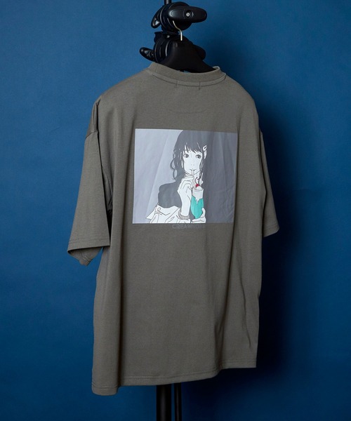 unrelaxing(アンリラクシング)の「ヴィンテージライク 古着風 綿100%ピグメント加工TプリントTシャツ(Tシャツ/カットソー・メンズ・ブラック/ホワイト/グレー/ブルー/カーキ/オレンジ/ブラウン/レッド/ネイビー/ピンク/チャコールグレー/ベージュ/インディゴブルー/チャコール/ライトブルー/ライトグリーン/ライム/ワイン/パープル/レッド系その他2/ブルー系その他3/ブルー系その他2/ホワイト系その他3/ホワイト系その他4/ホワイト系その他/ブラック系その他/ピンク系その他2/ブラック系その他2/ホワイト系その他2/グレー系その他2/グレー系その他4/レッド系その他3/レッド系その他/レッド系その他4/ブラック系その他4/ブルー系その他4/ピンク系その他/ピンク系その他4/ブラック系その他3/グレー系その他3/ピンク系その他3/グレー系その他/ブルー系その他/ベージュ系その他3/ブルー系その他5/レッド系その他5/ベージュ系その他4/ベージュ系その他/ベージュ系その他2/グリーン系その他3/グリーン系その他4/パープル系その他3/ブルー系その他6/パープル系その他2/パープル系その他4/グリーン系その他2/グリーン系その他/その他1/その他2/その他3/パープル系その他/その他7/その他6/その他5/ブラウン系その他/その他4/タン/モカ/ミント/ホワイト×エメラルドグリーン/ホワイト×グレー/ブラック×ブラック/アッシュブラウン/ライトブラウン/ブラック×ブルー/ホワイト×レッド/エメラルド/ホワイト×グリーン/ライトベージュ/ウィート/クリアブラウン/ブラック×グリーン/ブラック×レッド/オートミール/セージグリーン/ブラックミックス/ホワイト×ブラック/クリアグリーン/ブルー系その他7/LT.Blue/アクア/スミクロ/グリーン/ダークブルー/レディッシュグレー/ピンク系その他5/ダークブラック/ピンクベージュ/ライトブラック/スモークピンク/ブルーグラス/サックスブルー/ブラック×ホワイト/ライトグレー/アッシュグレー/スカイブルー/クリアブラック/ダークインディゴブルー/シルバーグレー/クリアブルー/ブラック系その他5/ブラック系その他6/ブラック系その他7/その他10/ベージュ系4/ベージュ系5/ベージュ系2/ベージュ系3/ベージュ系/ベージュ系1/ブラウン系8/ブラウン系9/ブラウン系6/ブラウン系7/ブラウン系4/ブラウン系5/ブラウン系2/ブラウン系3/ブラウン系/ブラウン系1/その他25/その他26/その他23/その他24/その他19/その他16/その他17/その他21/その他22/その他20/その他18/その他15/その他13/その他12/その他14/その他11/ベージュ系6/その他28/その他27/ブラック×シルバー/ブラック系5/ブラック系6/ブラック系7/ブラック系8/その他29/A/ブラック系2/ブラック系4/ブラック×ゴールド/ブラック系1/ブラック系3/ベージュ系8/ベージュ系7/ベージュ系9/ダークブラウン系7/ダークブラウン系6/ダークブラウン系5/ダークブラウン系4/ダークブラウン系3/ダークブラウン系2/ベージュ系その他6/ベージュ系その他7/ダークブラウン系1・X-LARGE/SMALL/LARGE/X-SMALL/MEDIUM/3/2)」の13枚目の写真