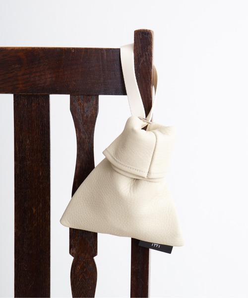 ITTI(イッチ)の「ITTI イッチ / ANNIE SMALL RICE BAG / DIPLO SKY / アニースモールライスバッグ レザーミニバッグ 巾着バッグ / ITTI-BAG-085-A(ハンドバッグ・メンズ・アイボリー/ブラック・FREE)」の1枚目の写真