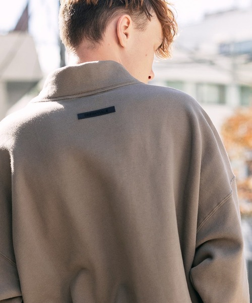 FOG ESSENTIALS(エフオージーエッセンシャルズ)の「FOG ESSENTIALS/エッセンシャルズ FOG 1POINT LOGO MOCK NECK SWEAT モックネックスウェット ブランドロゴ(スウェット・メンズ・ブラック/モスグリーン/クリーム/グレイッシュベージュ・S/M/L/XL)」の3枚目の写真