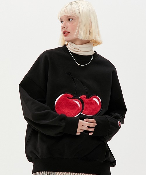KIRSH(キルシー)の「A'GEM/9 × .kom『KIRSH/キルシー』BIG CHERRY SWEATSHIRT/ビッグチェリースウェットシャツ(スウェット・レディース・ブラック/グレー/ブルー・FREE)」の1枚目の写真