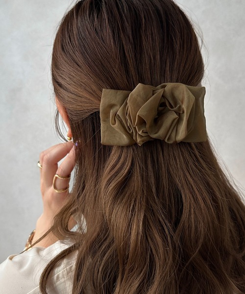 apres jour clair(アプレジュールクレア)の「【apres jour clair×ARIAZ】シアーヘアクリップ(バレッタ/ヘアクリップ・レディース・アイボリー/ダークブラウン/イエロー系その他/グレイッシュベージュ/ブラック/ピンクベージュ・FREE)」の3枚目の写真