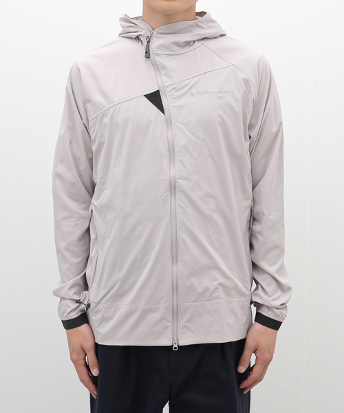 KLATTERMUSEN(クレッタルムーセン)の「KLATTERMUSEN / クレッタルムーセン Nal Hooded Jacket Ms 40652M11(マウンテンパーカー・メンズ・ブラック/レッド系その他・MEDIUM/SMALL)」の2枚目の写真