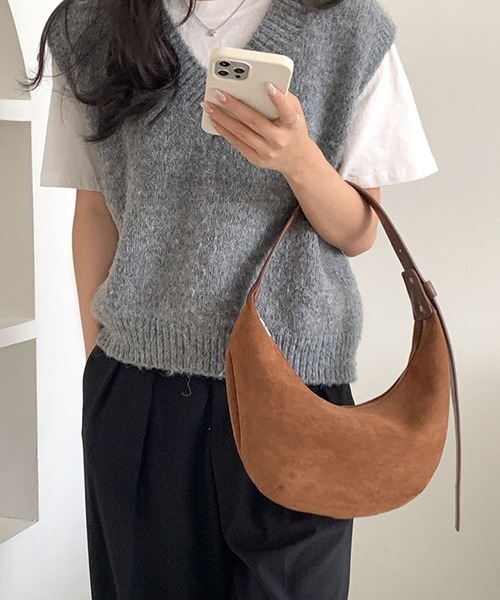 LYEON(リヨン)の「ハーフムーンワンハンドルバッグ/ロングベルトスエードショルダーバッグ(ハンドバッグ・レディース・ベージュ/ブラウン/ブルー/ブラック・FREE)」の2枚目の写真