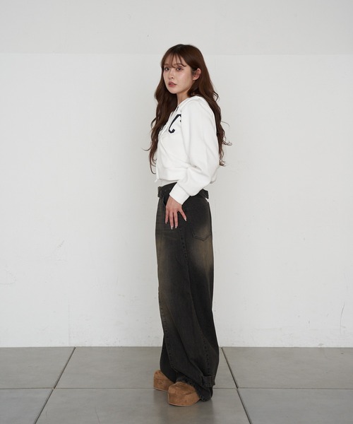 RAY CASSIN(レイカズン)の「【ウエスト調節可/2サイズ展開】バレルレッグデニムパンツ(デニムパンツ・レディース・ネイビー/ブルー/ブラック・S/M)」の11枚目の写真
