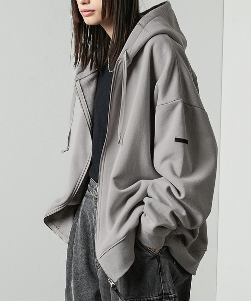 Alfred Alex(アルフレッドアレックス)の「【Alfred Alex】Rubber Logo Zip Hoodie/ラバーロゴ フルジップパーカー(パーカー・メンズ・ブラック/チャコール/ナチュラル/グレー/ライトグレー/パープル系/ブラウン系/ボルドー/グレイッシュブルー/スミクロ/キャメル・M/L/S/XL)」の4枚目の写真