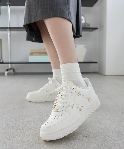 NIKE(ナイキ)の「ナイキ エア フォース 1 ’07 LX ウィメンズシューズ / Nike Air Force 1 ’07 LX Women's Shoes FV3654-111 Sail(スニーカー・レディース・クリーム・26/22/22.5/23/23.5/24/24.5/25/25.5)」の1枚目の写真