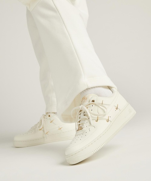 NIKE(ナイキ)の「ナイキ エア フォース 1 ’07 LX ウィメンズシューズ / Nike Air Force 1 ’07 LX Women's Shoes FV3654-111 Sail(スニーカー・レディース・クリーム・26/22/22.5/23/23.5/24/24.5/25/25.5)」の2枚目の写真