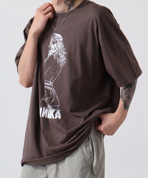 MISHKA(ミシカ)の「MISHKA MISHKA T-SHIRT グラフィックプリント 半袖 Tシャツ(Tシャツ/カットソー・メンズ・サンドベージュ/ダークブラウン/ブラック/ホワイト/ブラック系その他5/ホワイト系その他2/ホワイト系その他3/ホワイト系その他/ブラック系その他2/ブラック系その他4/ブラック系その他/ブラック系その他3/チャコールグレー/ホワイト系その他5/ホワイト系その他4/ライトオリーブ・M/XL/L/2XL)」の14枚目の写真