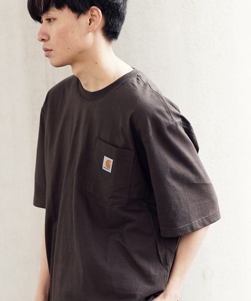 Carhartt(カーハート)の「carhartt/カーハート Workwear ビッグシルエット ポケット半袖 ロゴ Tシャツ ワッペン トップス(Tシャツ/カットソー・メンズ・エメラルドブルー/ブラック/ダークブラウン/ベージュ/ネイビー/グリーン/ヘザーグレー/バーガンディー/ヘザーチャコール/コバルトブルー/グレイッシュブルー/グリーン系その他/ホワイト/レッド系その他/グリーン系その他3/ピンク系その他2/オレンジ系その他/ブルー系その他/ブラウン系その他/ピンク系その他/ブルー系その他2/グリーン系その他2/イエロー系その他/オレンジ/ブルー系その他3/ブルー系その他4/レッド系その他2/グリーン系その他4/ライトイエロー/テラコッタ/ブルー系その他5/イエロー系その他2/グリーン系その他5/レッド系その他3/オレンジ系その他2/ブルー系その他6・SMALL/MEDIUM/LARGE/X-LARGE/XX-LARGE)」の5枚目の写真