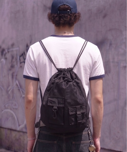 SPINNS(スピンズ)の「ナイロンナップサック/軽量×大容量/フェス・アウトドアにも◎(バックパック/リュック・メンズ・オフホワイト/ブラック・ONESIZE)」の1枚目の写真
