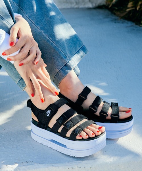 NIKE(ナイキ)の「ナイキ アイコン クラシック ウィメンズサンダル / 厚底 / Nike Icon Classic Women's Sandals<22-29cm 展開>(サンダル・レディース・ブラック系その他3/シルバー/ブラック系その他2/ホワイト/クリーム/ライトピンク/ブラウン系その他2/グリーン系その他2・23/24/25/26/27/28/22/29)」の3枚目の写真