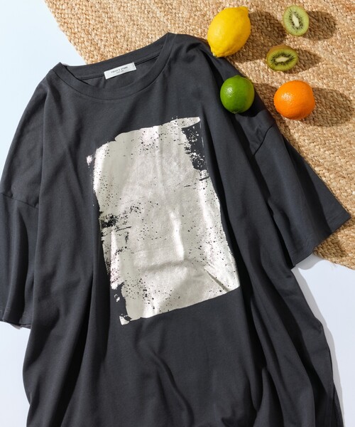 FREAK'S STORE(フリークスストア)の「限定展開 箔 プリント ビック 半袖シャツ(Tシャツ)(Tシャツ/カットソー・レディース・オフホワイト/スミクロ/ライトグレー・フリ-)」の2枚目の写真