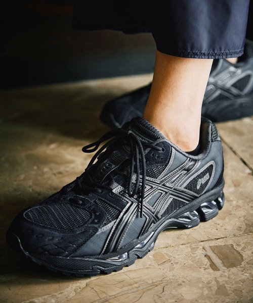 ASICS(アシックス)の「GEL-NIMBUS 10.1 / ゲルニンバス 10.1(スニーカー・メンズ・ブラック×グレー・23/25.5/24.5/25/24/23.5/28/29/28.5/26/26.5/27.5/27/29.5)」の1枚目の写真