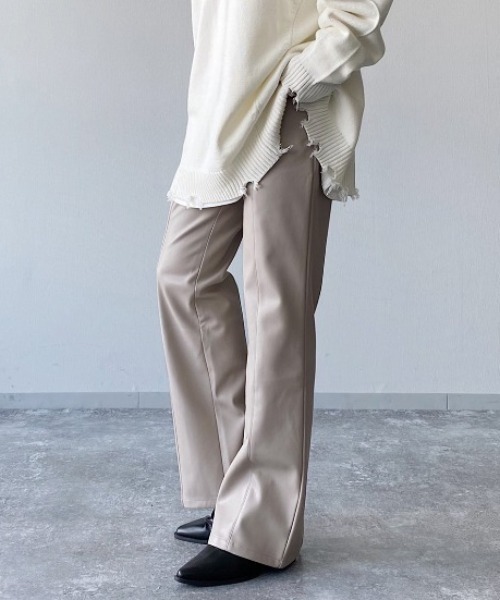 PAGEBOY(ページボーイ)の「フェイクレザーバックスリットパンツ(フレアパンツ)(その他パンツ・レディース・ブラウン系その他/オフホワイト/ブラック/ブラック系その他/ベージュ系その他・MEDIUM/SMALL)」の5枚目の写真