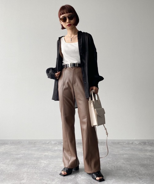PAGEBOY(ページボーイ)の「フェイクレザーバックスリットパンツ(フレアパンツ)(その他パンツ・レディース・ブラウン系その他/オフホワイト/ブラック/ブラック系その他/ベージュ系その他・MEDIUM/SMALL)」の17枚目の写真