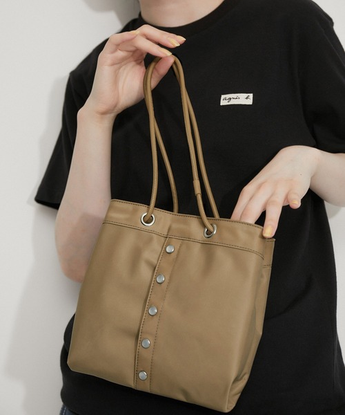agnes b.(アニエスベー)の「【agnes b. pour ADAM ET ROPE'】PRESSION BAG(ハンドバッグ・レディース・ブラック/レッド/ベージュ・FREE)」の1枚目の写真