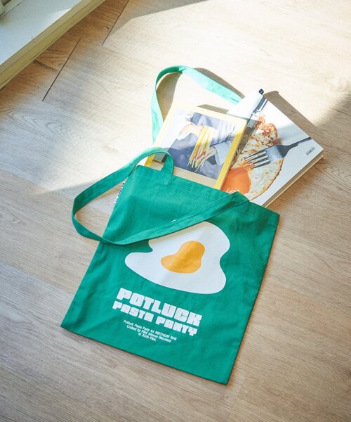 BIRTHDAY BAR(バースデイバー)の「【クリエイター「FLINT MASON」× BIRTHDAY BAR 初コラボ!】POTLUCK PASTA PARTYトートバッグ(トートバッグ・レディース・ベージュ/オレンジ/ブラック/グリーン・0)」の10枚目の写真