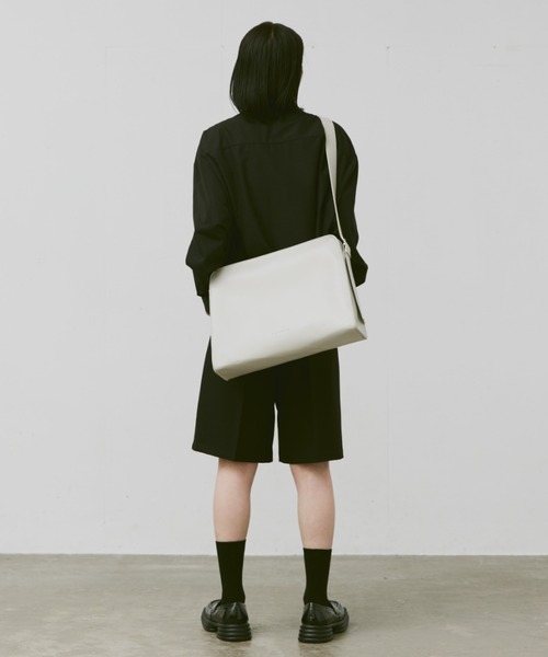 FEKETE(フェケテ)の「FEKETE LOGO VEGAN LEATHER BIG SHOULDER BAG / フェイクレザービッグショルダーバッグ(ショルダーバッグ・メンズ・ミント/ブラック/オフホワイト・FREE)」の4枚目の写真
