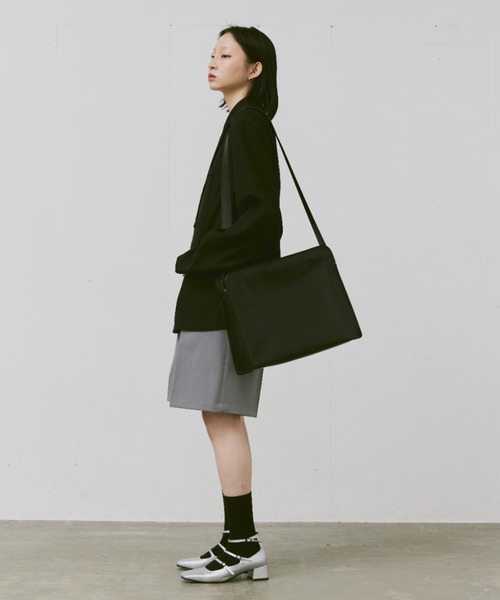 FEKETE(フェケテ)の「FEKETE LOGO VEGAN LEATHER BIG SHOULDER BAG / フェイクレザービッグショルダーバッグ(ショルダーバッグ・メンズ・ミント/ブラック/オフホワイト・FREE)」の8枚目の写真