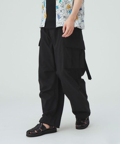 BEAMS HEART(ビームスハート)の「ワイド バルーン カーゴパンツ(吸水速乾・ユニセックス)(カーゴパンツ・メンズ・ダークブラウン/ネイビー/オリーブ/ブラック・LARGE/MEDIUM/SMALL)」の2枚目の写真