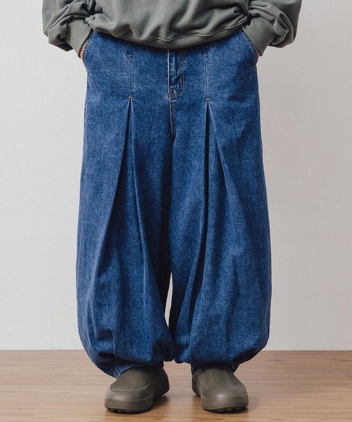 ANGLAN(アングラン)の「AG-Unbalance Long Tuck Denim Balloon Pants/アングラン アンバランスロングタックデニムバルーンパンツ(デニムパンツ・メンズ・ブラック/インディゴブルー・FREE)」の1枚目の写真