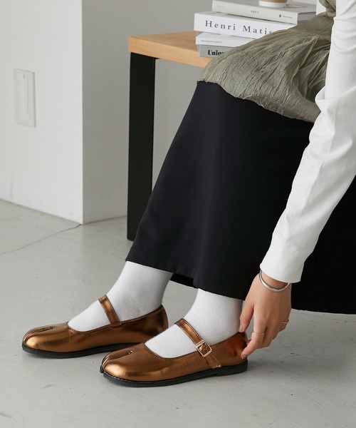 forksy.(フォルクシー)の「【forksy.】ストラップタビシューズ(バレエシューズ・レディース・アイボリー/ブラック/シルバー/ゴールド・S/M/L/LL)」の4枚目の写真
