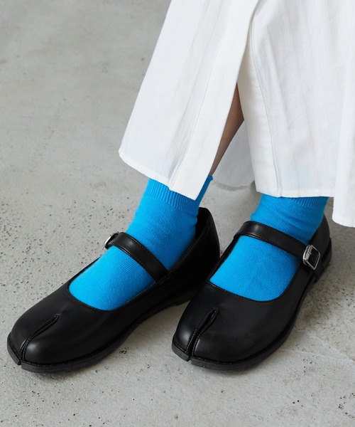 forksy.(フォルクシー)の「【forksy.】ストラップタビシューズ(バレエシューズ・レディース・アイボリー/ブラック/シルバー/ゴールド・S/M/L/LL)」の1枚目の写真