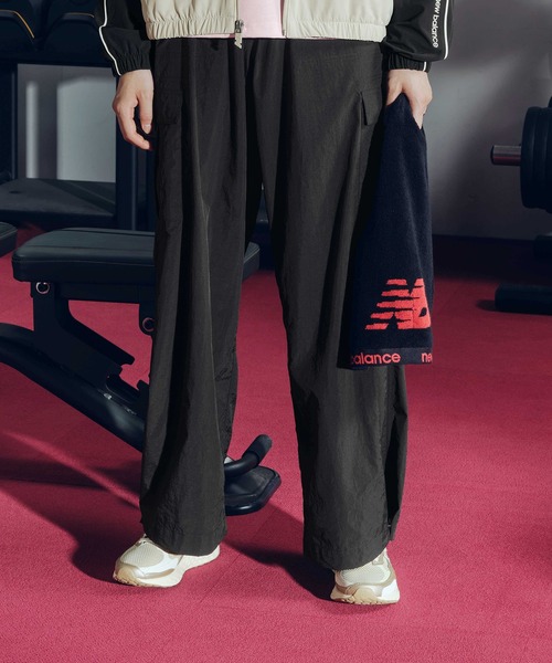 NEW BALANCE(ニューバランス)の「ウーブンカーゴパンツ(カーゴパンツ・レディース・ベージュ/ブラック・SMALL/MEDIUM/X-LARGE/LARGE)」の2枚目の写真