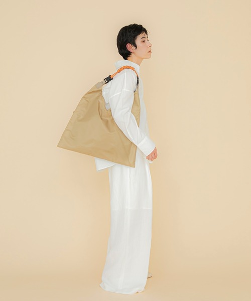 LE VERNIS(ル・ベルニ)の「LE VERNIS(ル・ベルニ)Paracord nylon azuma bag(ショルダーバッグ・レディース・ブラック/ベージュ/ネイビー/ブラウン・FREE)」の21枚目の写真