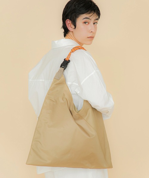 LE VERNIS(ル・ベルニ)の「LE VERNIS(ル・ベルニ)Paracord nylon azuma bag(ショルダーバッグ・レディース・ブラック/ベージュ/ネイビー/ブラウン・FREE)」の15枚目の写真