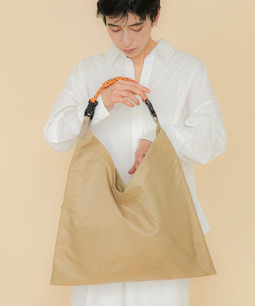 LE VERNIS(ル・ベルニ)の「LE VERNIS(ル・ベルニ)Paracord nylon azuma bag(ショルダーバッグ・レディース・ブラック/ベージュ/ネイビー/ブラウン・FREE)」の18枚目の写真