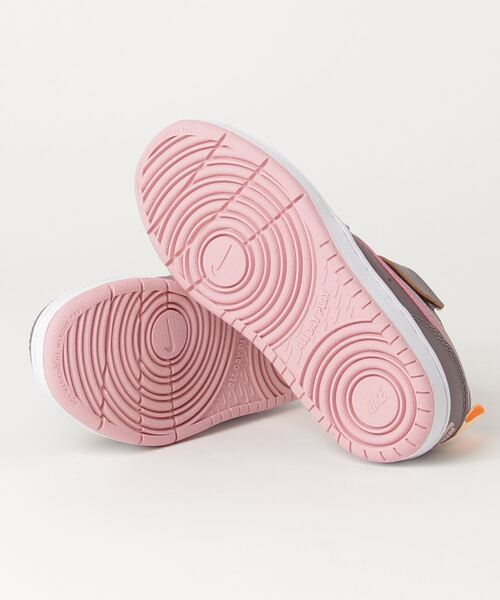 NIKE(ナイキ)の「NIKE/ナイキ COURT BOROUGH LOW コートバーロウ ゴムひも ベルクロ BQ5451(スニーカー・キッズ・ブラック×グレー/グレー×ピンク/ホワイト×ネイビー/ホワイト×ホワイト・17.0cm/18.0cm/19.0cm/20.0cm/22.0cm/21.0cm)」の6枚目の写真