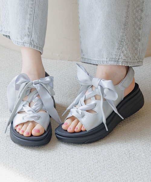 niko and...(ニコアンド)の「オリジナルWレースアップサンダル(サンダル・レディース・キャメル/ブラック/シルバー・SMALL/MEDIUM/LARGE)」の11枚目の写真