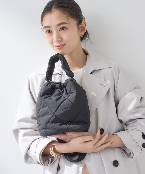 INDIVI(インディヴィ)の「【大人カジュアル/ショルダー付】ふかふか巾着バッグ(ハンドバッグ・レディース・ブラック/シルバー・00)」の4枚目の写真