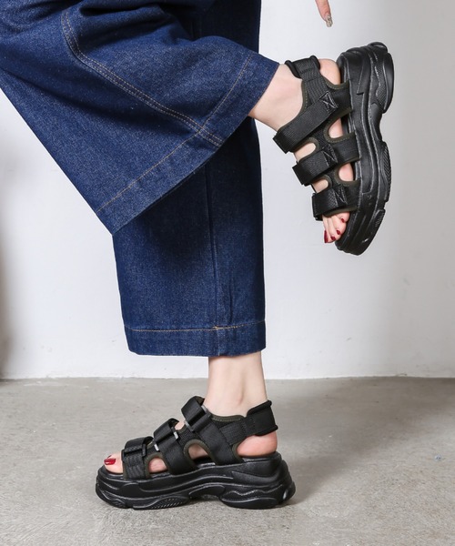 Shoes in Closet(シューズインクローゼット)の「+6.0㎝ 軽量 厚底 クッションソール 3本ベルト シンプル スポーツ サンダル 7485(サンダル・レディース・アイボリー/ブラック×ホワイト/ブラック×ブラック/ブラウン系その他/ブラック×カーキ/ライトベージュ/ライトグリーン/ピンク/パープル/オレンジ/ブラック×シルバー/グレー/ダークブラウン/ライトピンク・M/L/LL/S/XS/3L/6L/4L/5L/XXS)」の5枚目の写真