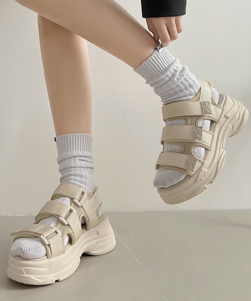 Shoes in Closet(シューズインクローゼット)の「+6.0㎝ 軽量 厚底 クッションソール 3本ベルト シンプル スポーツ サンダル 7485(サンダル・レディース・アイボリー/ブラック×ホワイト/ブラック×ブラック/ブラウン系その他/ブラック×カーキ/ライトベージュ/ライトグリーン/ピンク/パープル/オレンジ/ブラック×シルバー/グレー/ダークブラウン/ライトピンク・M/L/LL/S/XS/3L/6L/4L/5L/XXS)」の15枚目の写真