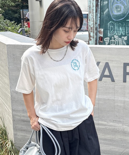 feepur(フェピュール)の「エンブロイダリーロゴカラーTee(Tシャツ/カットソー・レディース・チャコールグレー/オフホワイト/グリーン/ピンク/ネイビー・MEDIUM)」の1枚目の写真