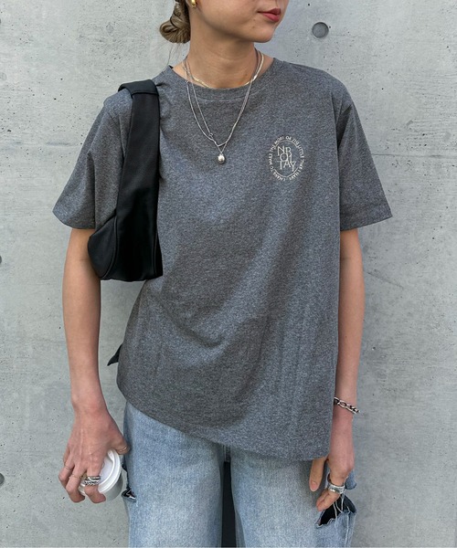 feepur(フェピュール)の「エンブロイダリーロゴカラーTee(Tシャツ/カットソー・レディース・チャコールグレー/オフホワイト/グリーン/ピンク/ネイビー・MEDIUM)」の2枚目の写真
