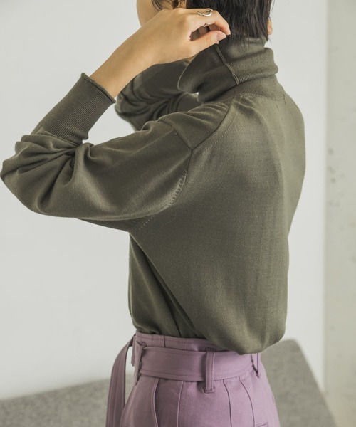 URBAN RESEARCH(アーバンリサーチ)の「カシミヤウールタートルニット(ニット/セーター・レディース・ブラック/パープル/オフホワイト/グリーン系その他・FREE)」の4枚目の写真