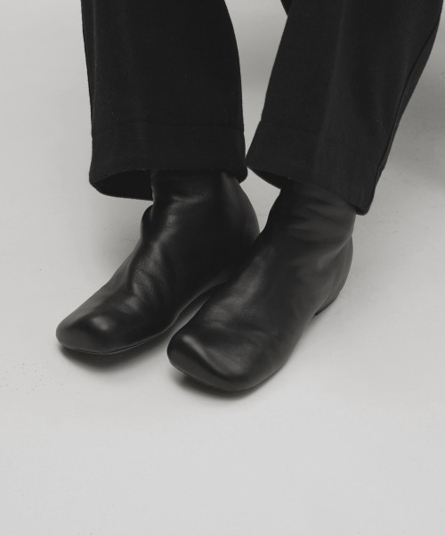 TODAYFUL(トゥデイフル)の「Square Leather Flat Boots(ブーツ・レディース・ブラック・38inch/37inch/36inch)」の1枚目の写真