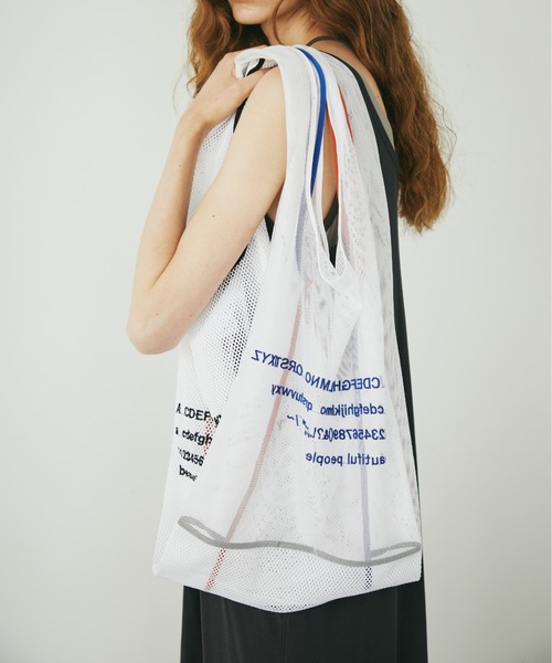 beautiful people(ビューティフルピープル)の「alphabet embroidery marche flip bag(トートバッグ・レディース・グリーン/レッド/ホワイト/ネイビー・FREE)」の2枚目の写真