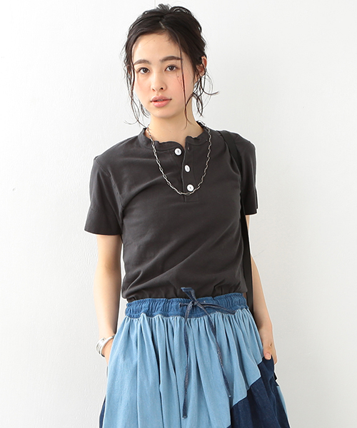 Healthknit(ヘルスニット)の「【FUDGE5月号掲載】Healthknit / ヘンリーネック ショートスリーブ(Tシャツ/カットソー・レディース・ホワイト/ナチュラル/チャコールグレー・ONE SIZE)」の2枚目の写真