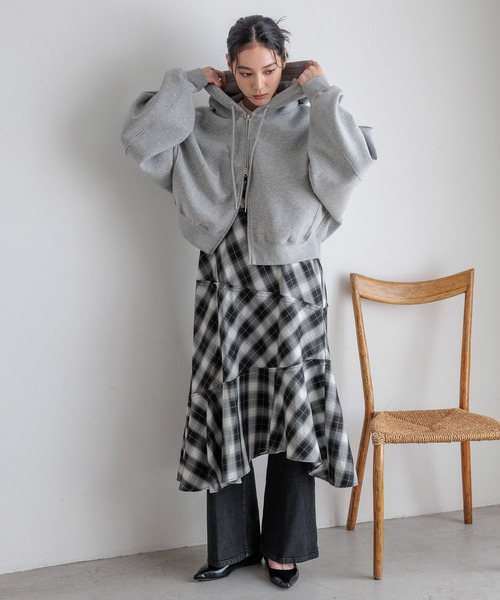 LOWRYS FARM(ローリーズファーム)の「ZIPショートフーディ 588894(パーカー・レディース・グレー/エンジ/ブラック/イエロー/アイボリー/グレー系その他/ピンク・FREE)」の9枚目の写真