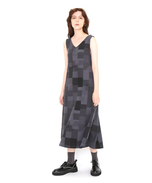 Design Tshirts Store graniph(デザイン ティーシャツ ストア グラニフ)の「ドロウアライン|2WAYスリーブレスワンピース(ワンピース・レディース・スミクロ・FREE)」の5枚目の写真