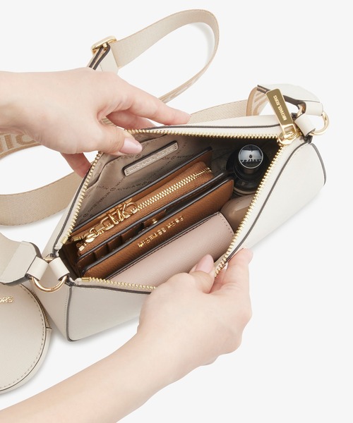 MICHAEL KORS(マイケルコース)の「JET SET TRAVEL クロスボディ ウィズ テックアタッチ スモール(ショルダーバッグ・レディース・ベージュ系・FREE)」の12枚目の写真