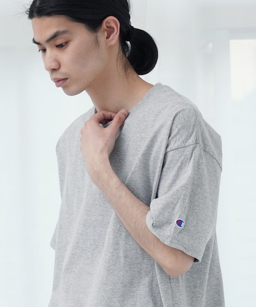 Champion(チャンピオン)の「Champion チャンピオン 無地 ベーシック オーバーサイズ 半袖 クルーネック Tシャツ ワッペン(Tシャツ/カットソー・メンズ・チャコールグレー/マルーン/ネイビー/ダークグリーン/ブラック/アッシュグレー/ホワイト/グレー/レッド/ゴールド/オレンジ/パープル/ロイヤルブルー・X-LARGE/MEDIUM/XX-LARGE/LARGE/SMALL/XXX-LARGE)」の5枚目の写真
