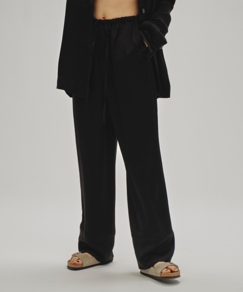 TODAYFUL(トゥデイフル)の「Satin Easy Pants(デニムパンツ・レディース・ブラック/キナリ・36inch/38inch)」の1枚目の写真